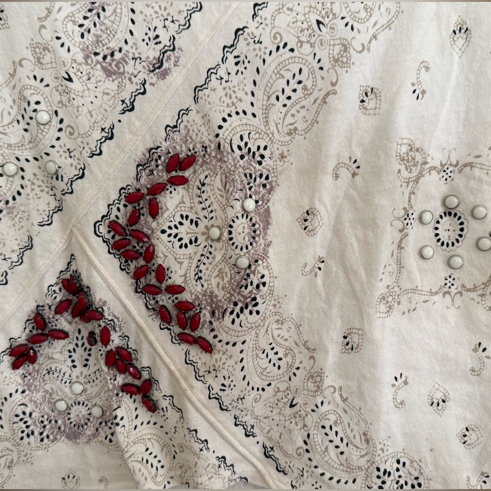 Henna-like print on comfortable white cotton with beaded details Boxy fit - Picture 5 of 6